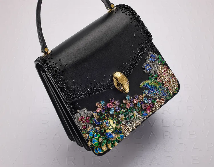 Mary Katrantzou x 寶格麗Serpenti Forever聯名系列Serpenti Midnight Garden of Eden黑色小羊皮手提肩背包，約59萬3000元。品牌提供