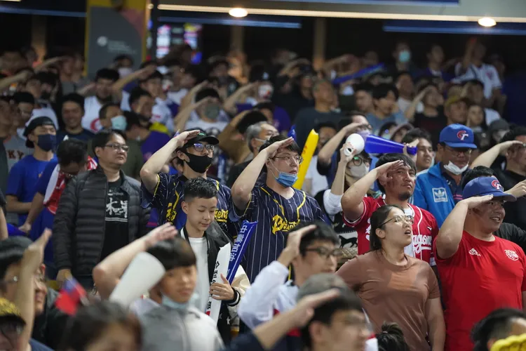 全場觀眾對張育成敬禮。   悍創提供