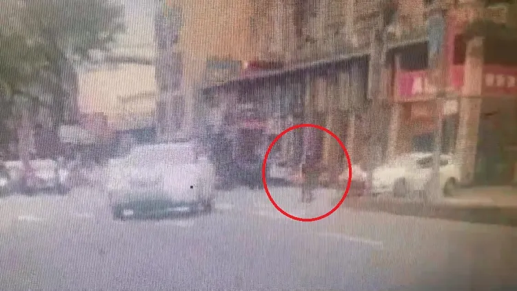 陳姓老翁走到一半看到右後方有車左轉，還停頓了一下，但仍被撞上。翻攝「社會事新聞影音」