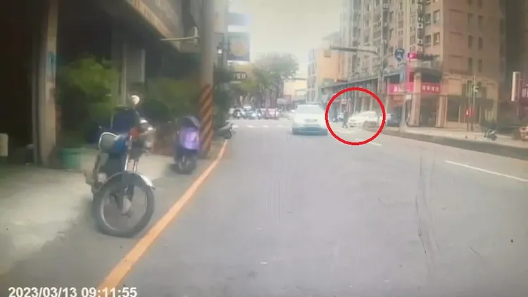 陳姓老翁過馬路被車撞。翻攝「社會事新聞影音」