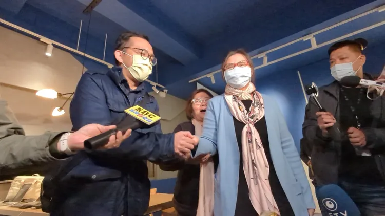 徐巧芯和費鴻泰的配偶在北市黨部展現牽手大和解。蘇柏銓攝