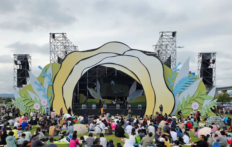 春紛節舞台演出精彩無比，各國樂團輪番上陣，讓氣氛是既慵懶又輕鬆。高灘處提供