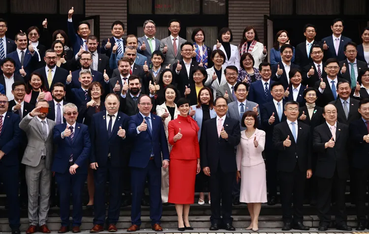 艾達莫娃所率訪團與我立法院跨黨派立委合影。林林攝