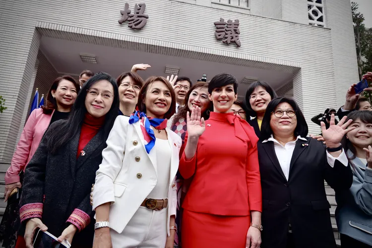 艾達莫娃訪團今早到立院議場參訪。林林攝