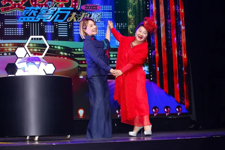 葉璦菱與白冰冰合體為活動造勢。林丞偉攝