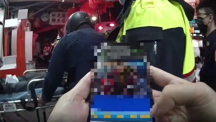 救護人員到場將傷者送醫。三重警分局提供