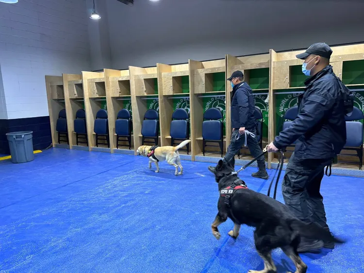 球員休息室也不放過。台中市警局提供