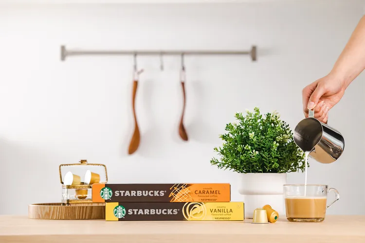 星巴克焦糖風味咖啡膠囊、星巴克香草風味咖啡膠囊，皆選用100%阿拉比咖啡豆，搭配牛奶即可複製門市經典風味。業者提供