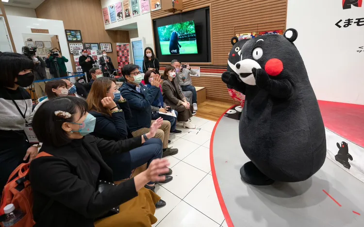 陳其邁市長與高雄熊欣賞熊本熊演出。讀者提供