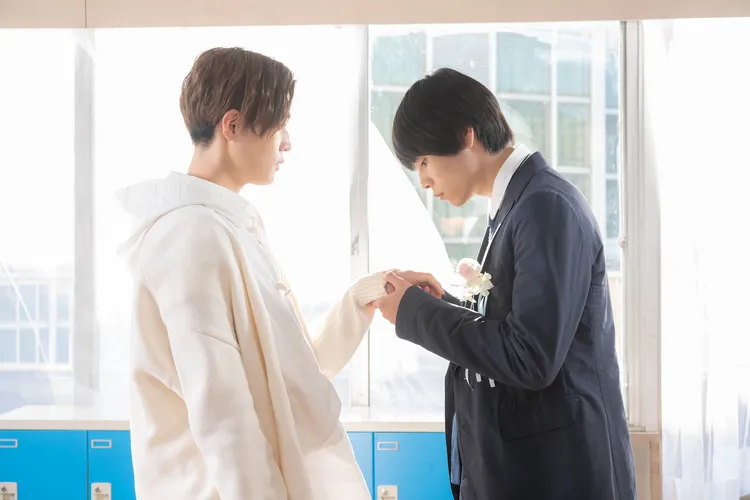 萩原利久（右）與八木勇征（左）在《美麗的他電影版》甜蜜相戀。采昌國際多媒體