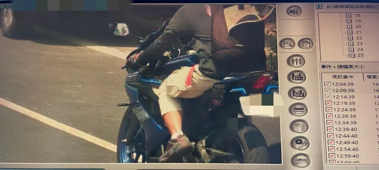騎士未將後背包拉鍊拉上，裝有現金的牛皮紙袋掉落。翻攝畫面
