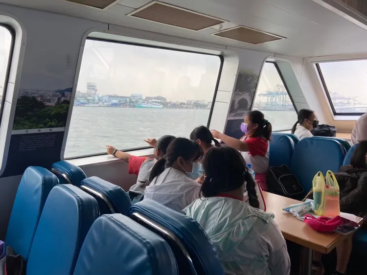 高雄市輪船公司推出4月份金棧遊港兒童優惠活動，兒童搭船都半價優惠。讀者提供