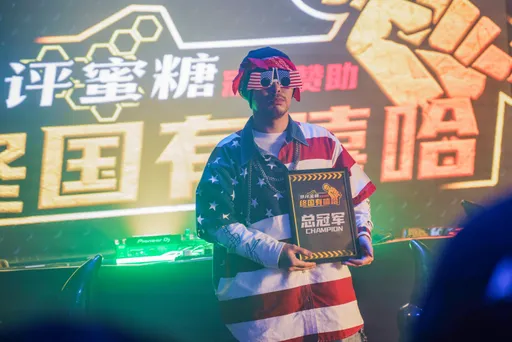 黃明志《終國有嘻哈》再踩紅線 身穿美國國旗被鎖碼