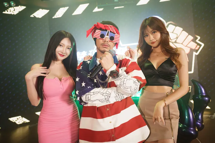 黃志明新歌MV依然有奶妹助陣。