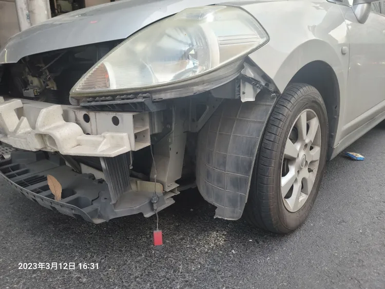 轎車與機車擦撞，導致保險桿遭勾落。新店警分局提供