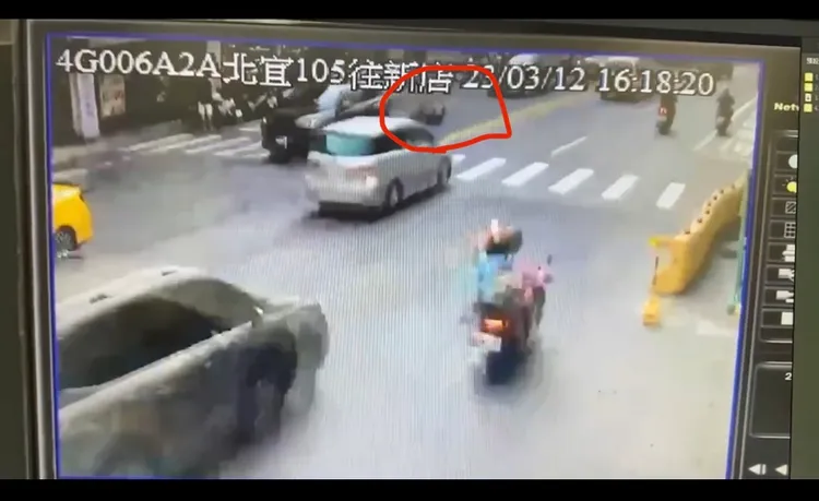 保險桿當時就掉在路中央。新店警分局提供