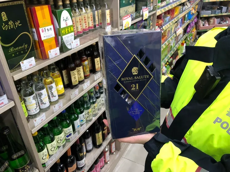 邱男竊走的皇家禮炮威士忌。翻攝畫面