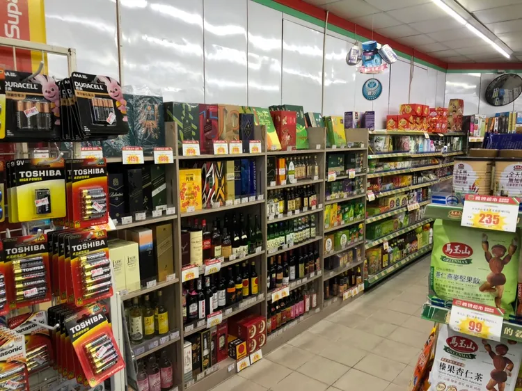 邱男行竊超商貨架上的洋酒，再將空盒放回原處，企圖掩人耳目。翻攝畫面