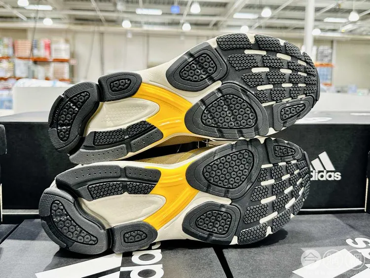 有實地穿著者透露，該鞋款的鞋底也相當實穿。翻攝自臉書「Costco好市多 商品經驗老實說」