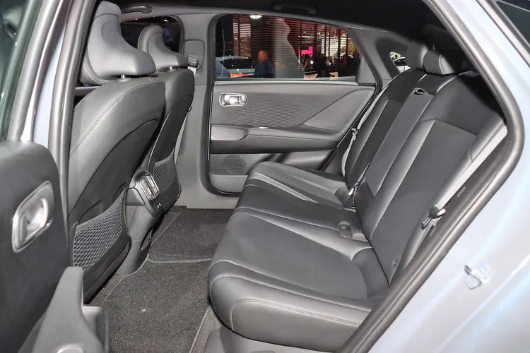 媲美大型車的2950mm軸距，創造出極為寬敞的後座乘坐空間。林浩昇攝