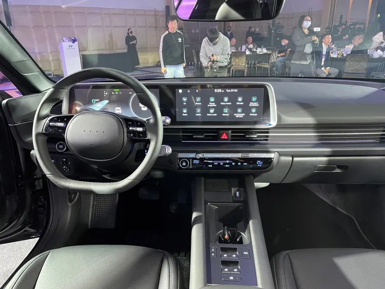 車艙以雙12.3吋LCD全螢幕儀表建構出前衛科幻的氛圍，EV600以上更配有雙前座零重力尊榮躺椅功能。林浩昇攝