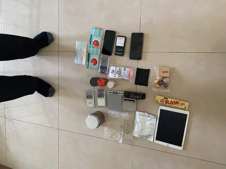 警方在嫌犯住處查扣大麻毒品等贓證物。警方提供