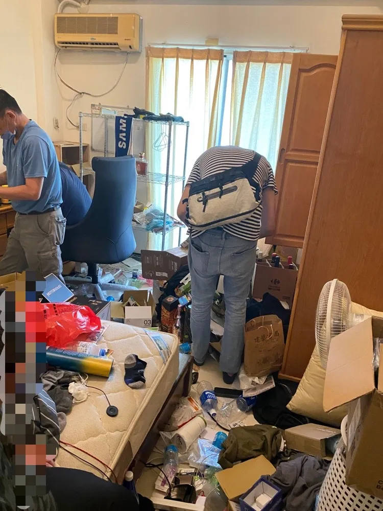 警方在嫌犯住處執行搜索，不放過任何細節。警方提供