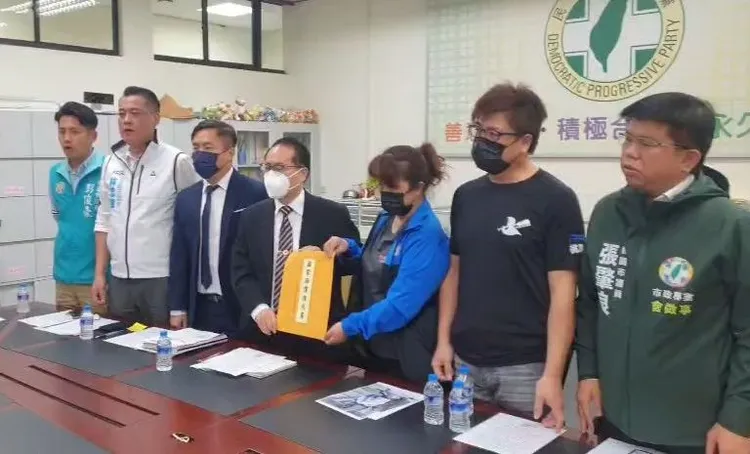 家屬今天由民進黨市議員陪同召開記者會。翻攝畫面