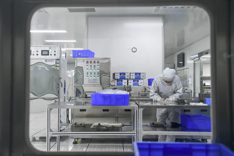 中國一名分析師指10年內不會有比稀土更新、更好用的永磁材料；圖為中國內蒙包頭一間稀土工廠。新華社