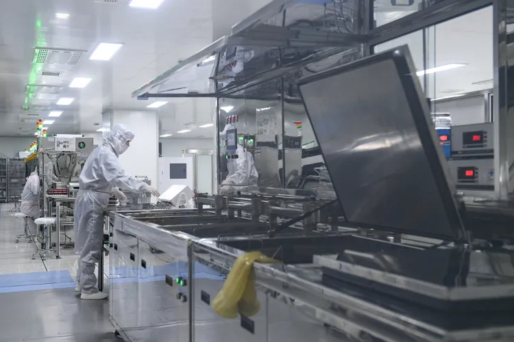 中國稀土產量占全球70%；圖為中國內蒙包頭一間稀土工廠。新華社