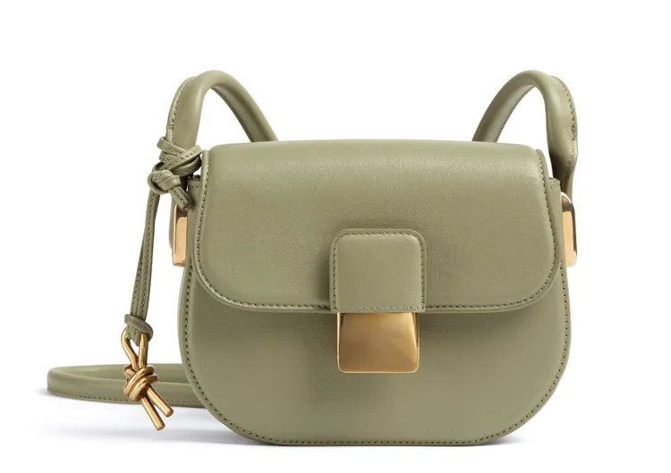 迷你Desiree石灰棕義大利牛皮肩背包，9萬9400元。品牌提供