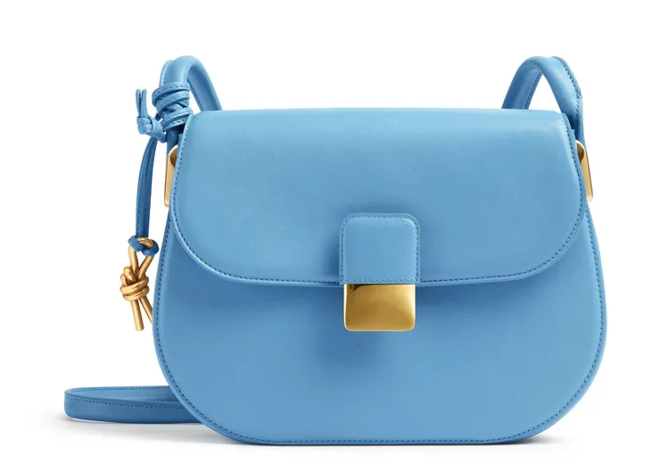 春夏藍色Desiree肩背包，11萬5300元。品牌提供