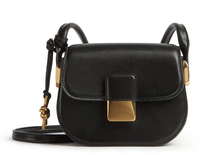 迷你Desiree黑色義大利牛皮肩背包，9萬9400元。品牌提供