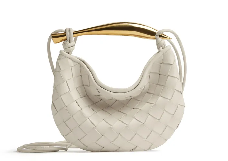 迷你Sardine「沙丁魚」編織羊皮金屬提把斜背包，9萬9400元。品牌提供
