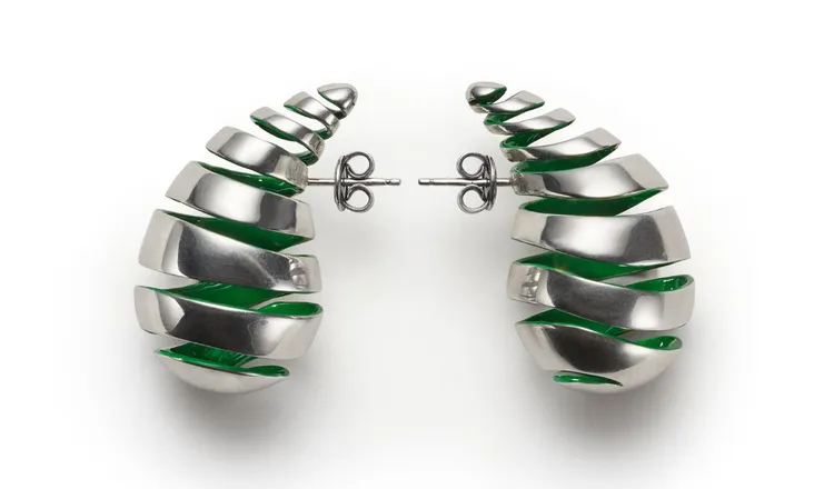 Drop純銀鍍金珐琅耳環，3萬6000元。品牌提供