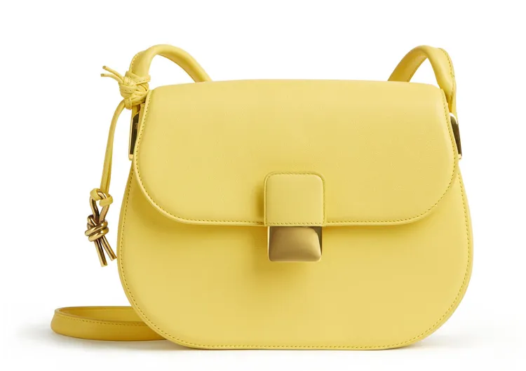 簡約風格的Desiree肩背包推出春夏新色款，11萬5300元。品牌提供