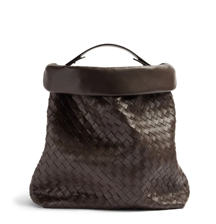 洗衣袋造型的Laundry Bag深棕色編織牛皮包，13萬9300元。品牌提供