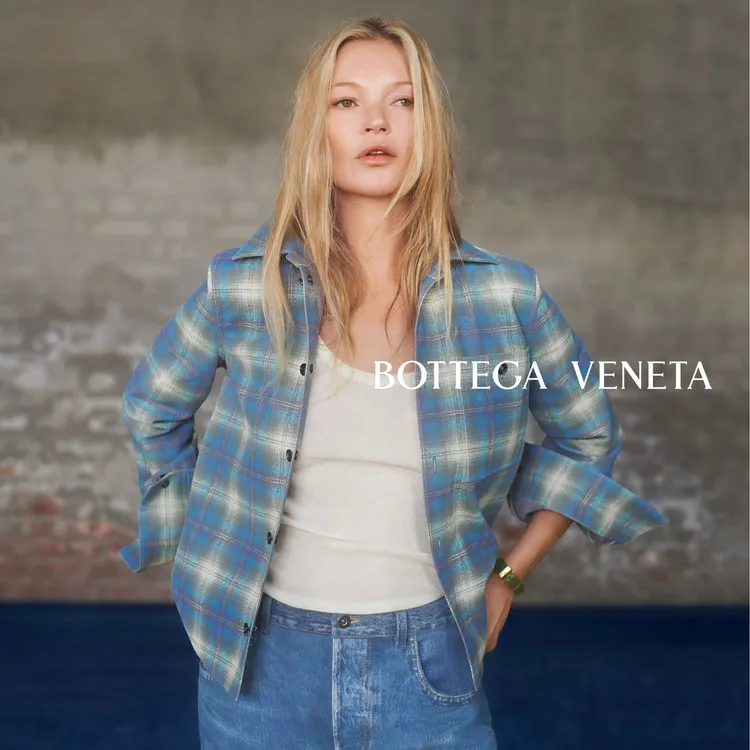 凱特摩絲在BOTTEGA VENETA 2023春夏形象廣告中所演繹的格紋襯衫與牛仔褲，是以Nappa小羊皮製成，格紋襯衫更需要經過多層的染印。品牌提供