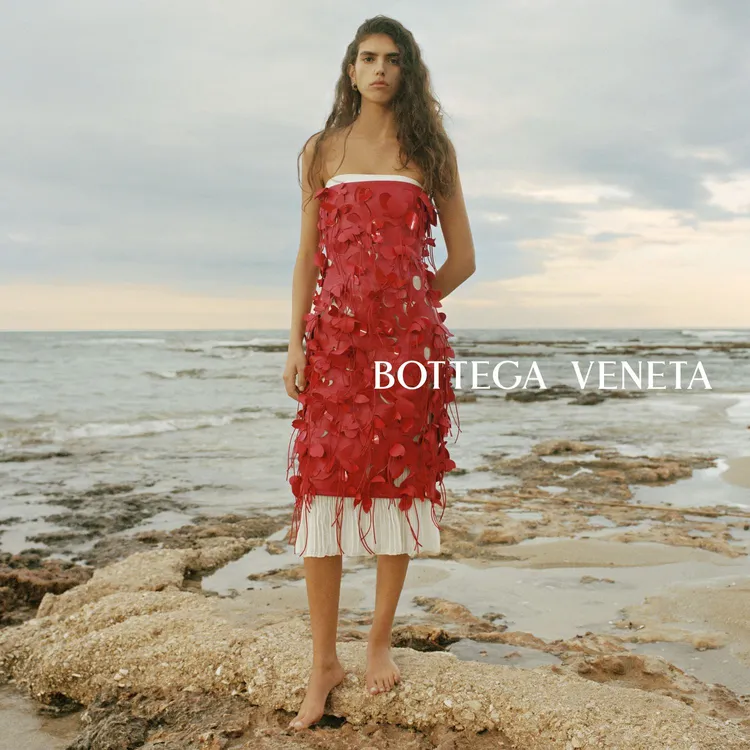 BOTTEGA VENETA 2023春夏形象廣告以小房間裡的世界為題，描繪人們的各種生活縮影。品牌提供