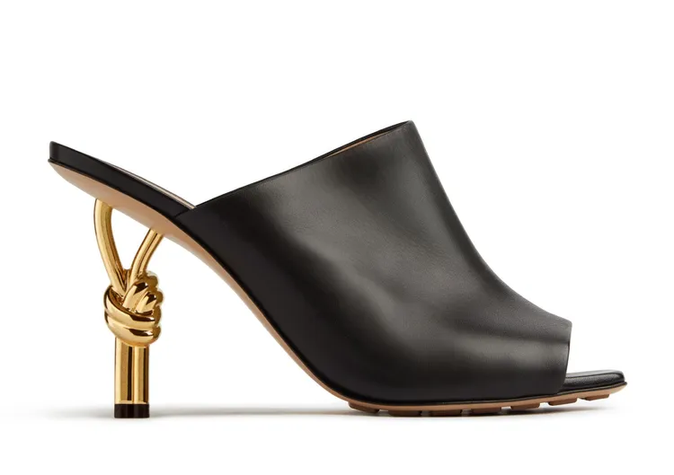 Knot羊皮高跟涼鞋，5萬5500元。品牌提供