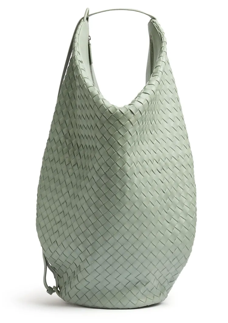 Maxi Hop Bag編織荷蘭牛皮肩背包，未定價。品牌提供