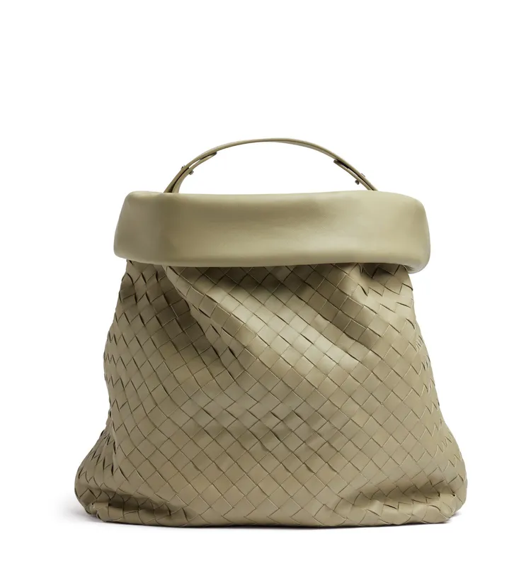 洗衣袋造型的Laundry Bag石灰棕色編織牛皮包，13萬9300元。品牌提供