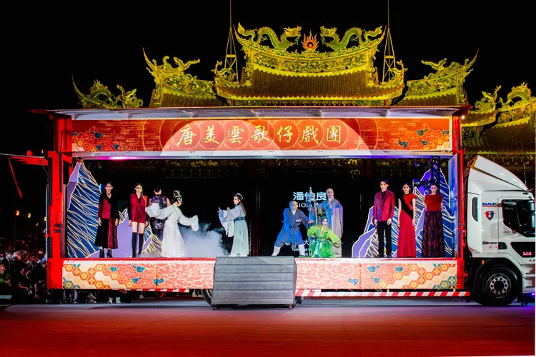 唐美雲歌仔戲團將戲台搬上時尚伸展台。唐美雲歌仔戲團提供