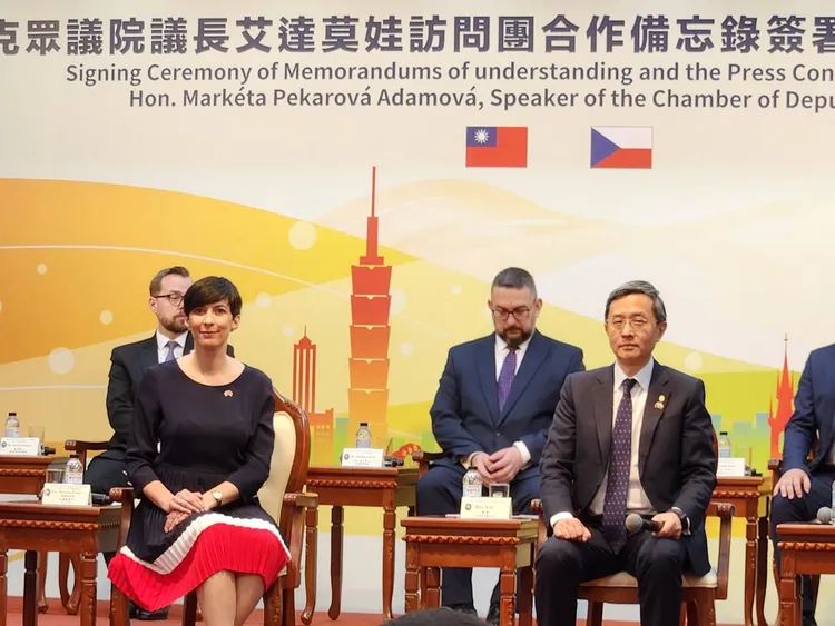 李淳認為艾達莫娃來訪喚醒許多民眾對政治外交的注意。施智齡攝