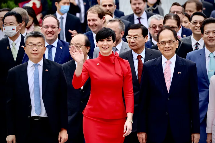 艾達莫娃昨一身紅洋裝超吸睛。資料照片/林林攝