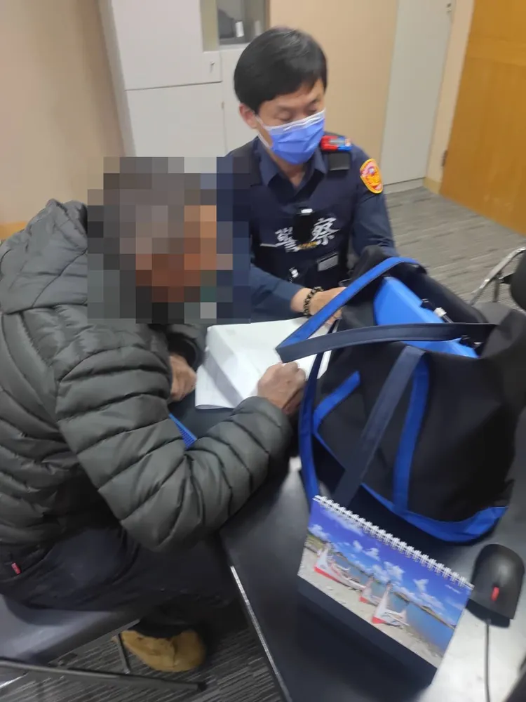 員警耐心向阿公說明他誤信詐騙集團的話術。讀者提供
