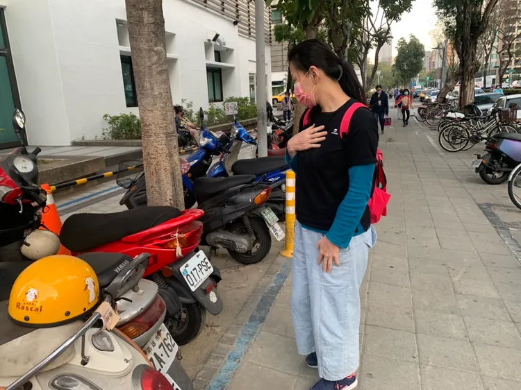 李小姐看著路邊以中柱停車的機車，撫胸稱她看了好怕。吳慧芬攝