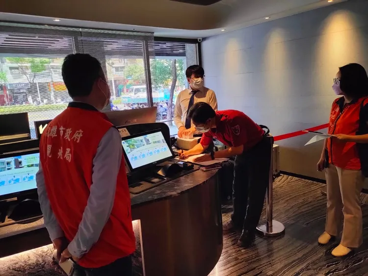 高雄市府派員稽查房飯店與商旅房價。讀者提供