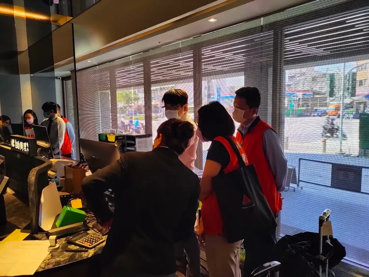 高雄市府派員稽查房飯店與商旅房價。讀者提供