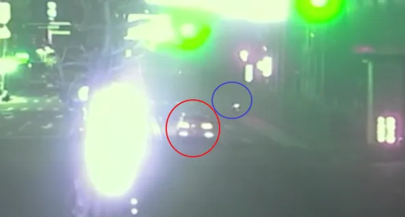 黃男(紅圈處)開車直行，騎機車的呂男(藍圈處)正要左轉。新莊警分局提供